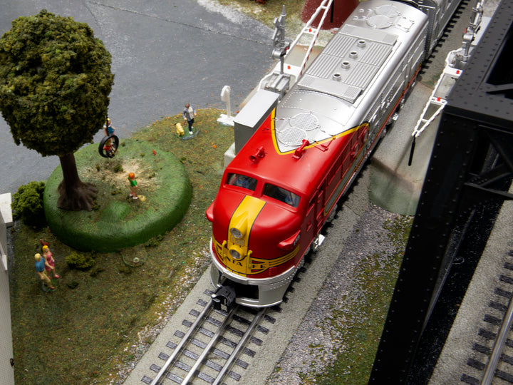 Lionel Santa Fe Super Chief LionChief Set